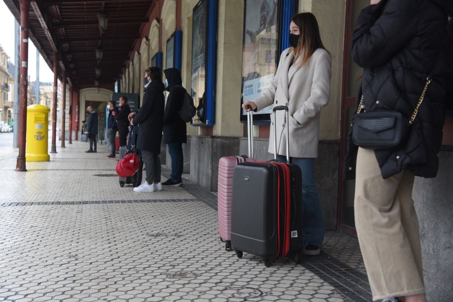 Operarios de Adif tratan de subsanar la incidencia en la catenaria a la altura del viaductor de Iztueta. El tráfico entre Pasaia y Hernani ha estado interrumpido durante toda la tarde. 