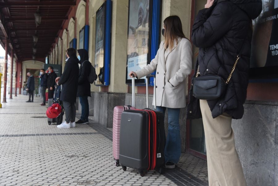 Operarios de Adif tratan de subsanar la incidencia en la catenaria a la altura del viaductor de Iztueta. El tráfico entre Pasaia y Hernani ha estado interrumpido durante toda la tarde. 