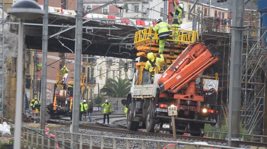 Operarios de Adif tratan de subsanar la incidencia en la catenaria a la altura del viaductor de Iztueta. El tráfico entre Pasaia y Hernani ha estado interrumpido durante toda la tarde. 