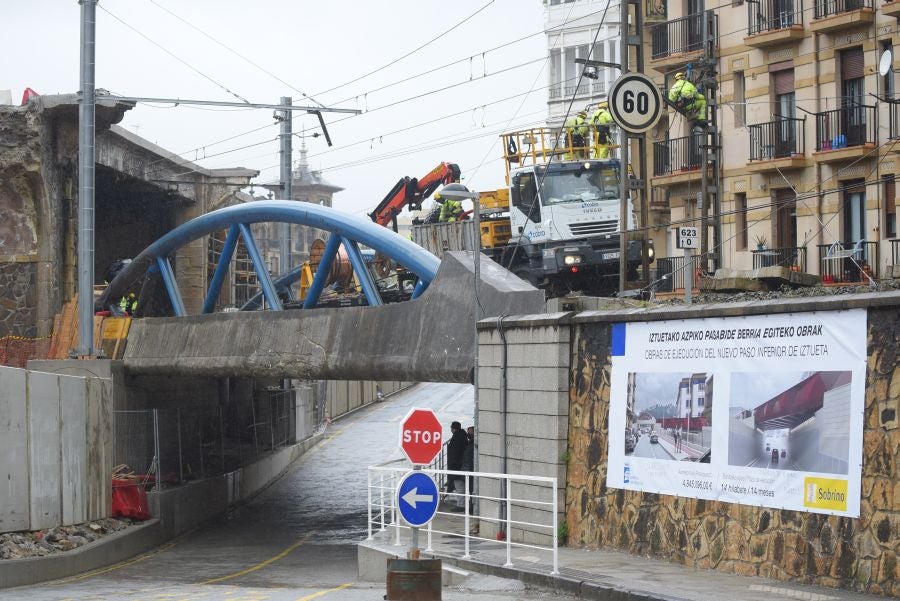 Operarios de Adif tratan de subsanar la incidencia en la catenaria a la altura del viaductor de Iztueta. El tráfico entre Pasaia y Hernani ha estado interrumpido durante toda la tarde. 