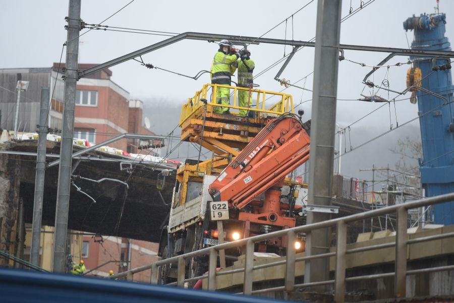 Operarios de Adif tratan de subsanar la incidencia en la catenaria a la altura del viaductor de Iztueta. El tráfico entre Pasaia y Hernani ha estado interrumpido durante toda la tarde. 