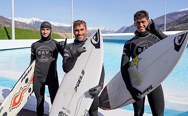 Imagen principal - Aritz Aranburu, en medio, en las instalaciones de Suiza. 