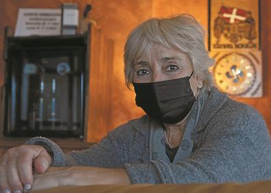 Imagen secundaria 1 - En la imagen superior, Aitor Pineda muestra un huerto a su hija Uxue en Alkiza, donde pasan estos días tras salir de Leioa por primera vez desde agosto. Abajo, a la izquierda, Edurne Iriondo es feliz en Maddiola (Igeldo), pero la incertidumbre con la que debe trabajar ya le pesa. A la derecha, Carmen Vives y Carlos Ainsua se disponen a dejar Gipuzkoa tras venir a comprar unas terneras.