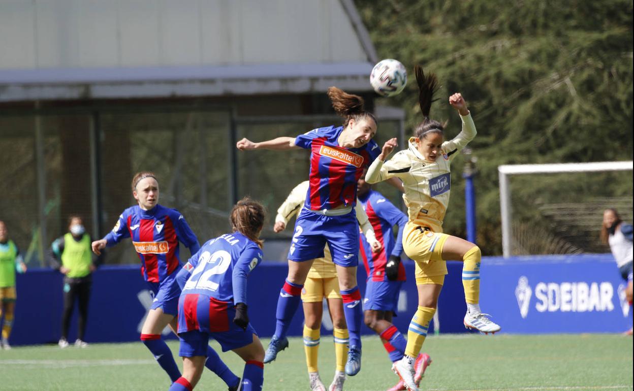 Lance del encuentro de este sábado. 