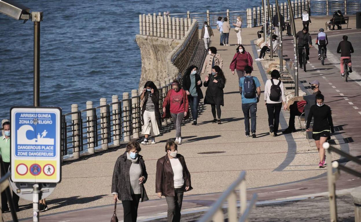 Paseantes por el paseo nuevo de Donostia, en una foto de archivo.
