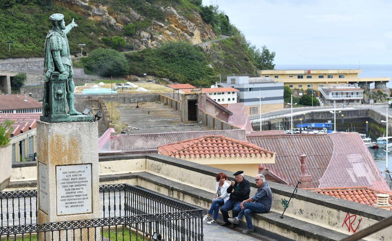Elkanoren eskultura Getarian, itsasoari begira 