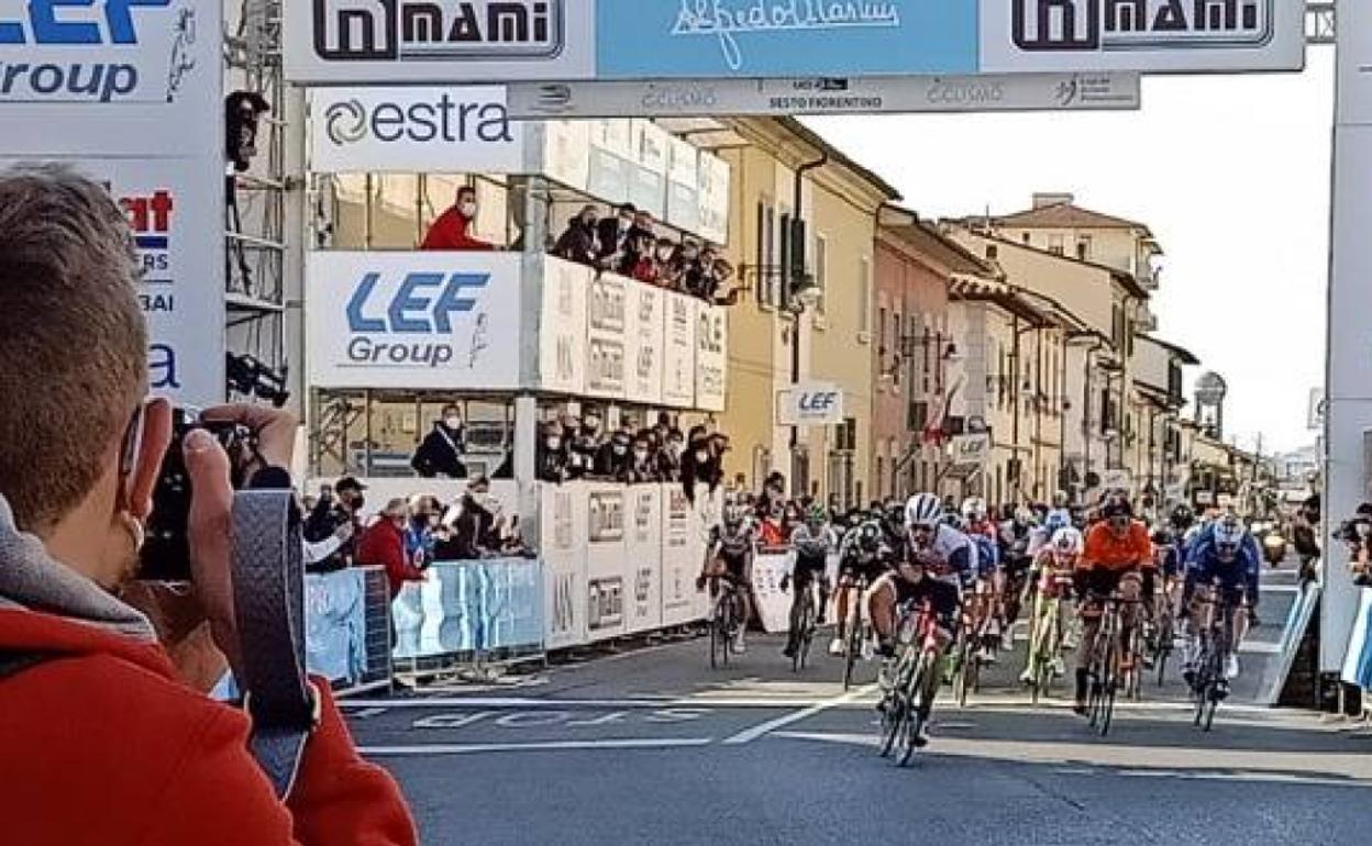 Mikel Aristi, de naranja, cruza la línea de meta en segundo lugar tras el vencedor Moschetti.