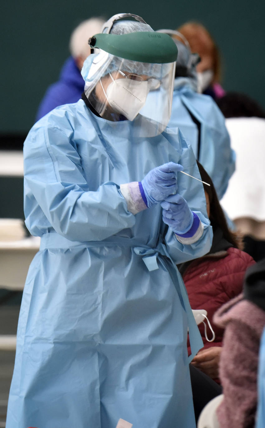 Osakidetza ha realizado este lunes por la tarde un cribado a los clientes de tres establecimientos hosteleros de Ataun para detectar posibles casos de covid-19. En concreto, se ha pedido a las personas que hayan estado entre el 5 y el 20 de marzo en 'Troskaeta', 'Urbieta' y 'Sutegi' que se realicen una prueba PCR.