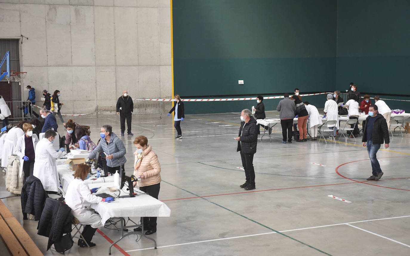 Osakidetza ha realizado este lunes por la tarde un cribado a los clientes de tres establecimientos hosteleros de Ataun para detectar posibles casos de covid-19. En concreto, se ha pedido a las personas que hayan estado entre el 5 y el 20 de marzo en 'Troskaeta', 'Urbieta' y 'Sutegi' que se realicen una prueba PCR.