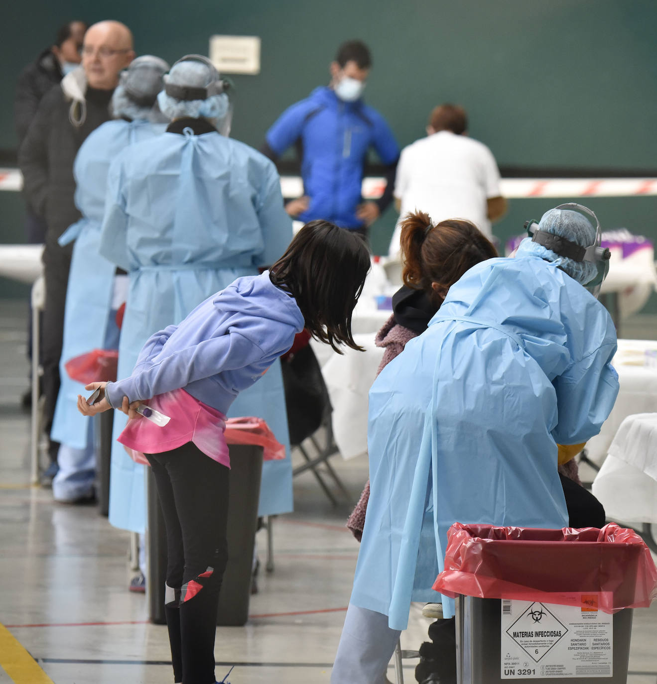 Osakidetza ha realizado este lunes por la tarde un cribado a los clientes de tres establecimientos hosteleros de Ataun para detectar posibles casos de covid-19. En concreto, se ha pedido a las personas que hayan estado entre el 5 y el 20 de marzo en 'Troskaeta', 'Urbieta' y 'Sutegi' que se realicen una prueba PCR.