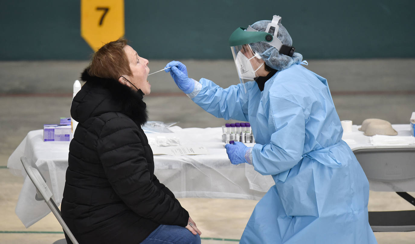 Osakidetza ha realizado este lunes por la tarde un cribado a los clientes de tres establecimientos hosteleros de Ataun para detectar posibles casos de covid-19. En concreto, se ha pedido a las personas que hayan estado entre el 5 y el 20 de marzo en 'Troskaeta', 'Urbieta' y 'Sutegi' que se realicen una prueba PCR.