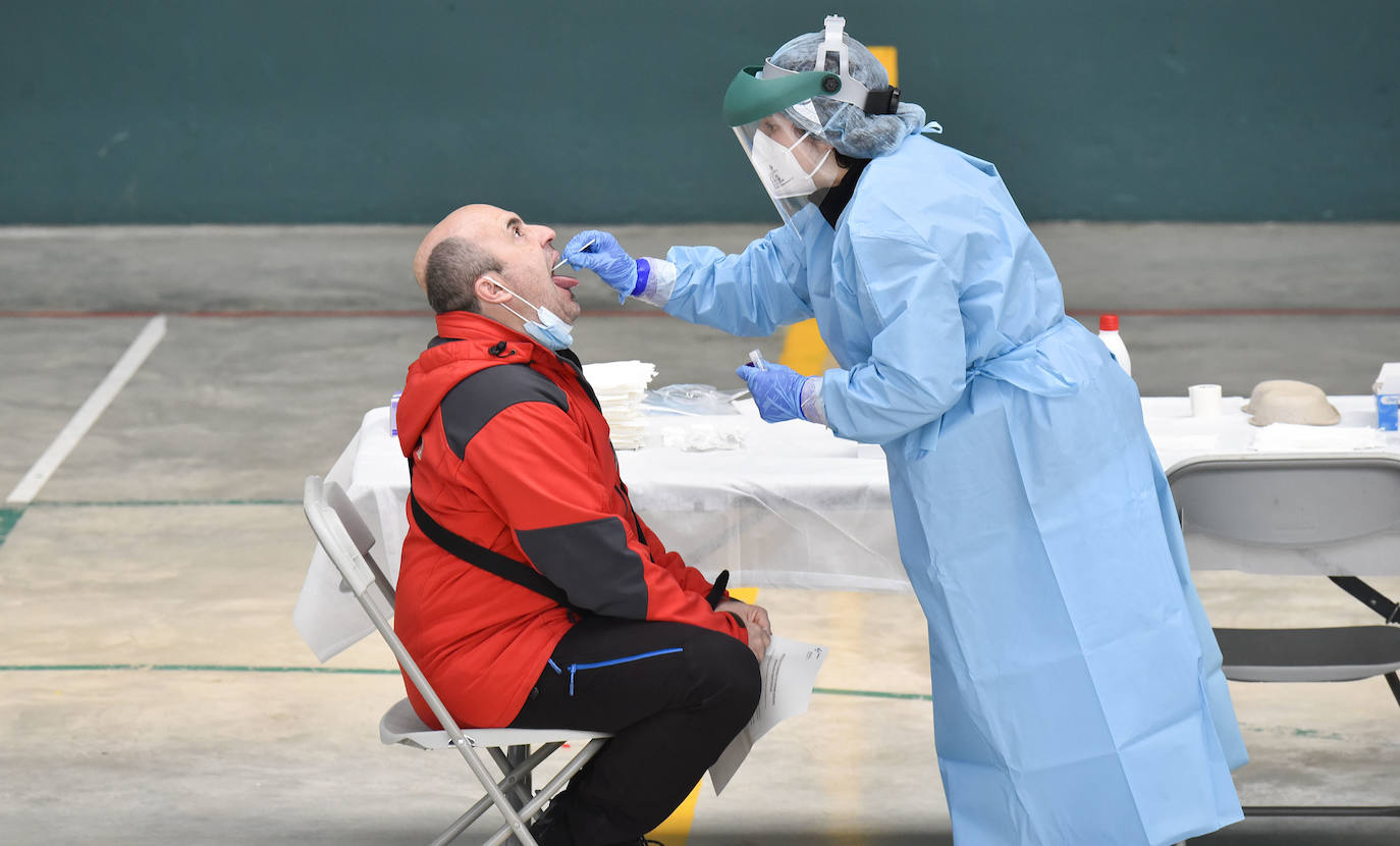 Osakidetza ha realizado este lunes por la tarde un cribado a los clientes de tres establecimientos hosteleros de Ataun para detectar posibles casos de covid-19. En concreto, se ha pedido a las personas que hayan estado entre el 5 y el 20 de marzo en 'Troskaeta', 'Urbieta' y 'Sutegi' que se realicen una prueba PCR.