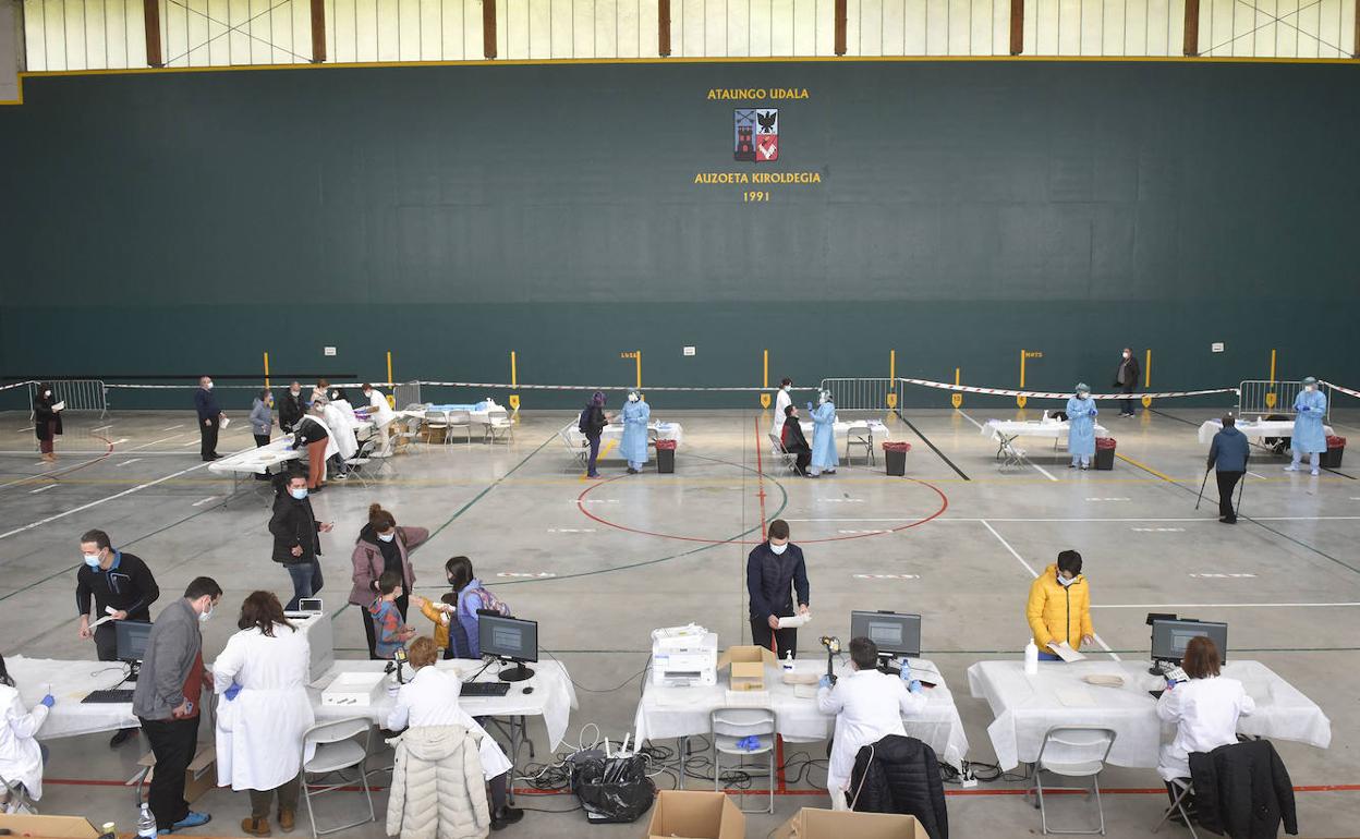 El cribado en el Frontón Ataun San Martín.