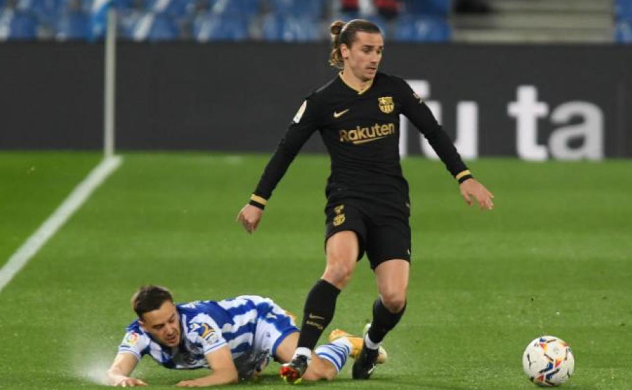A Gorosabel, en el suelo, le tocó bailar con Antoine Griezmann en la noche de ayer. 
