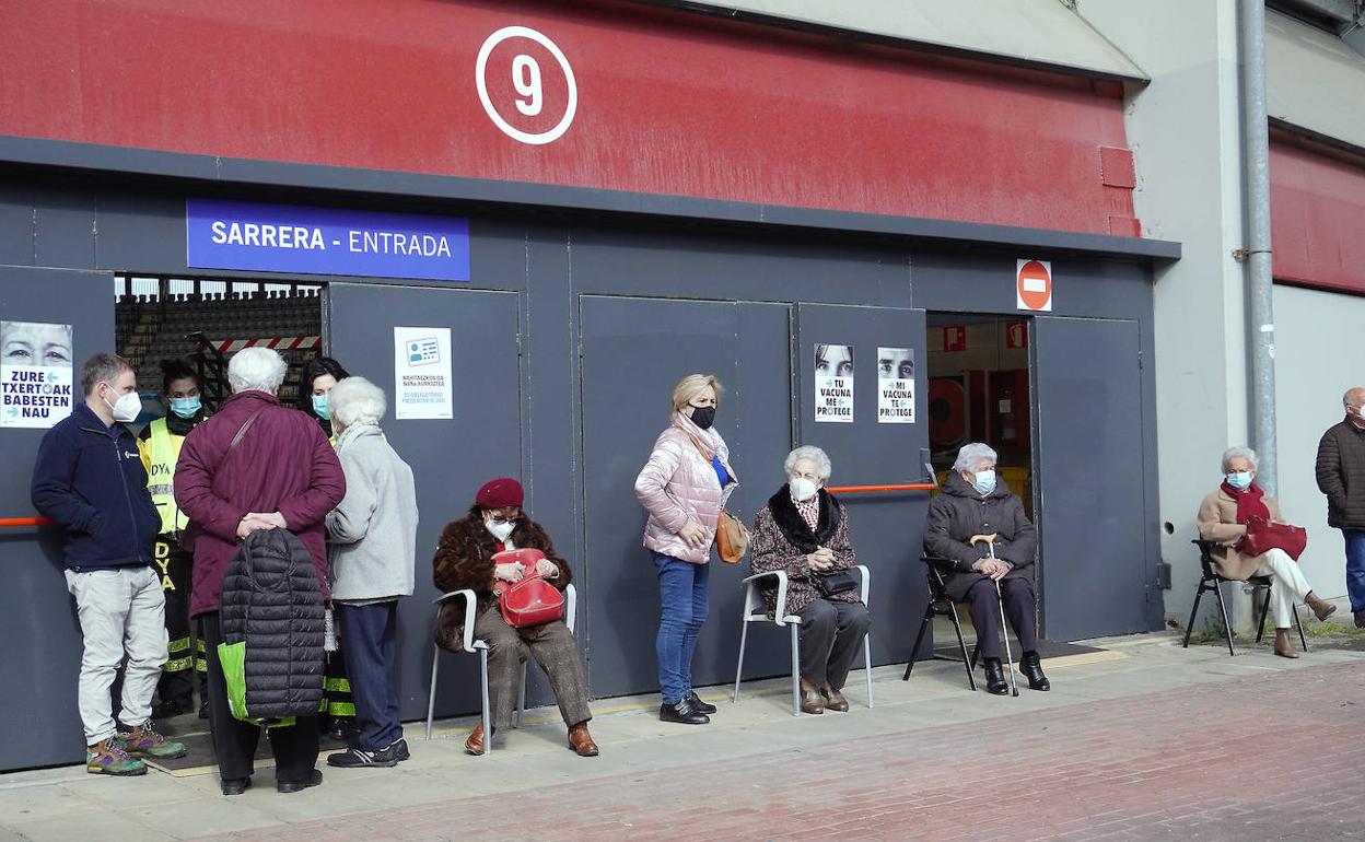 El ligero retraso que se produjo en el inicio del proceso de vacunación originó colas.