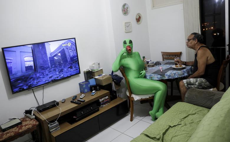 Juliana Motta viste su disfraz de Carnaval en casa.