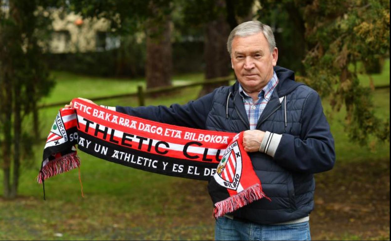 Clemente posa en el club de golf de Zarautz con una bufanda del Athletic con el que ganó la última Copa ante el Barça de Maradona y Schuster en 1984. 