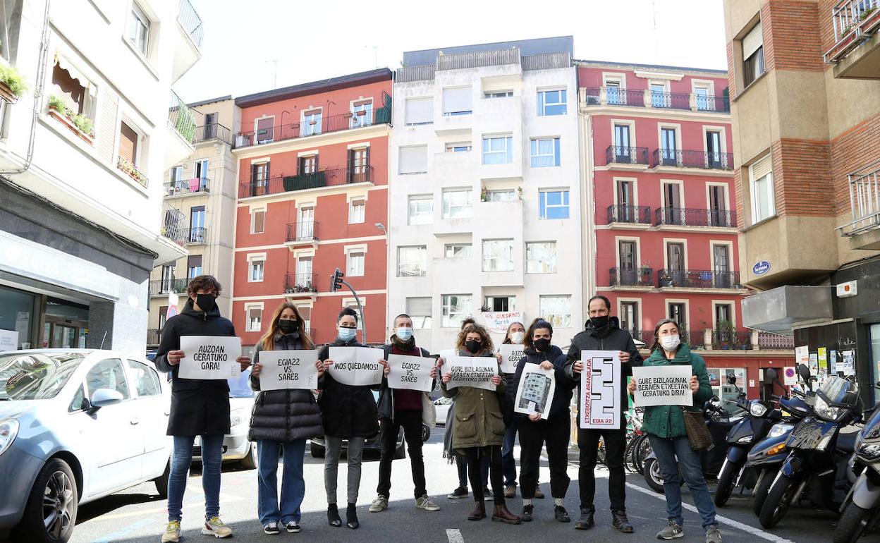 La protesta de vecinos de Egia este martes.