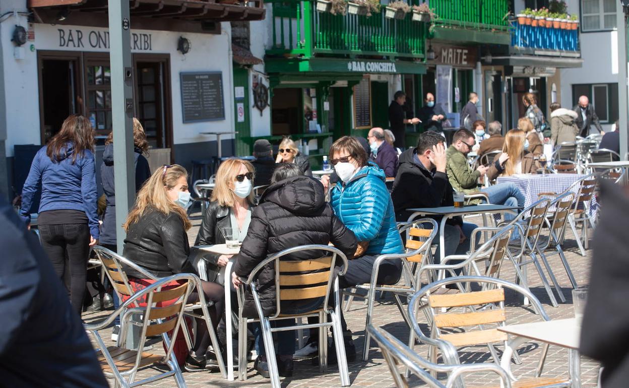 Imagen de una de las terrazas de Hondarribia durante el puente de San José.