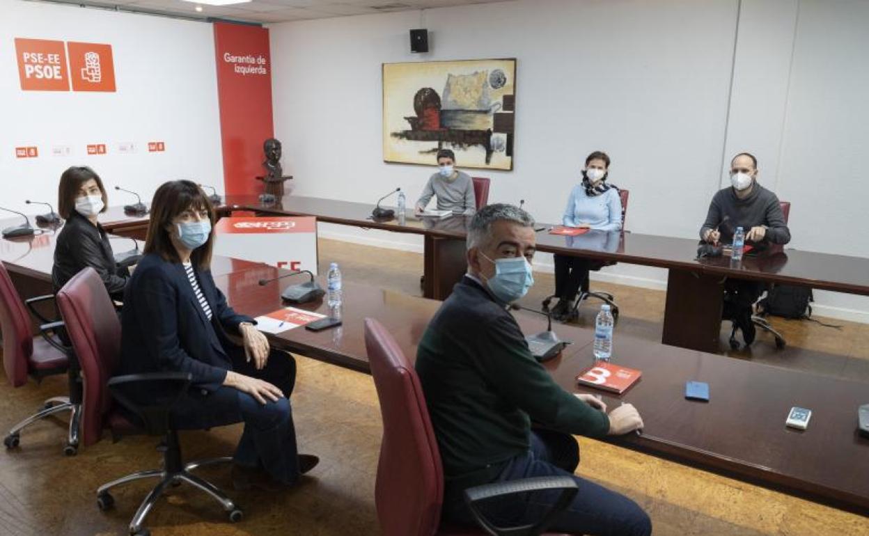 Las delegaciones del PSE-EE y de Ezker Anitza-IU, en la sede del socialista en Bilbao. 