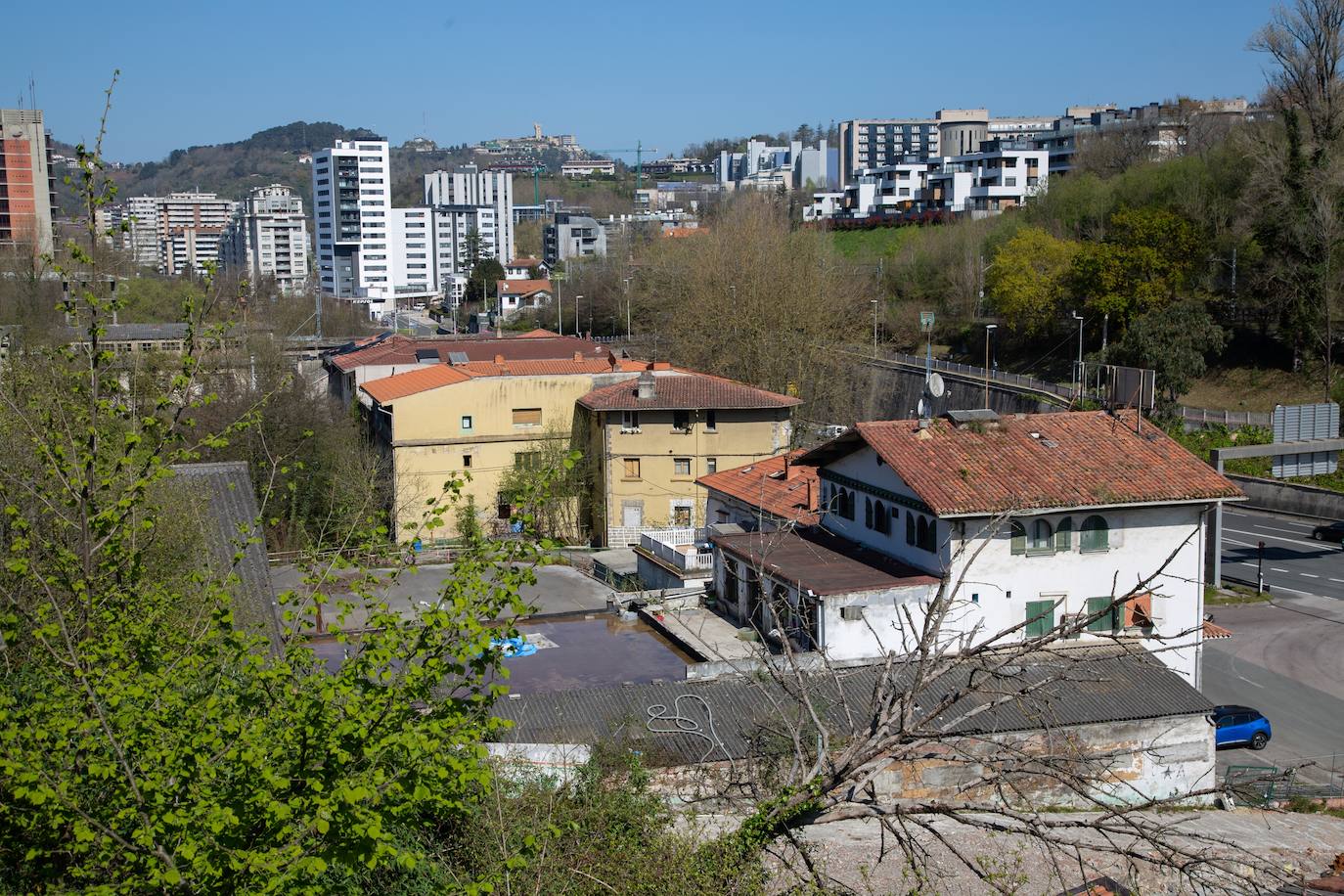 El Pleno del Ayuntamiento de San Sebastián aprobará hoy de forma definitiva el planeamiento urbanístico de El Infierno, una antigua zona industrial degradada al final de la avenida de Tolosa que se va a transformar en un nuevo ámbito residencial con 540 pisos, la mitad de ellos protegidos.