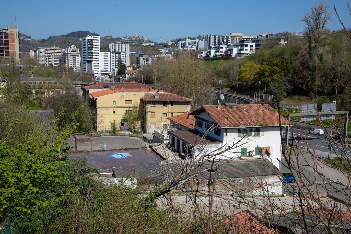 El Pleno del Ayuntamiento de San Sebastián aprobará hoy de forma definitiva el planeamiento urbanístico de El Infierno, una antigua zona industrial degradada al final de la avenida de Tolosa que se va a transformar en un nuevo ámbito residencial con 540 pisos, la mitad de ellos protegidos.