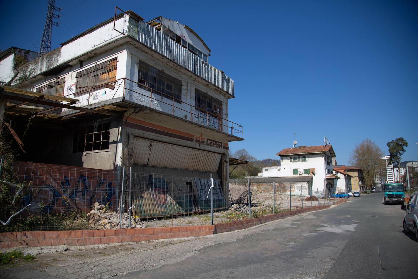 El Pleno del Ayuntamiento de San Sebastián aprobará hoy de forma definitiva el planeamiento urbanístico de El Infierno, una antigua zona industrial degradada al final de la avenida de Tolosa que se va a transformar en un nuevo ámbito residencial con 540 pisos, la mitad de ellos protegidos.