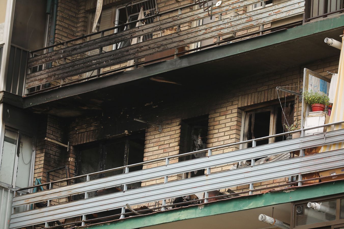 Una mujer ha fallecido y otras siete han resultado heridas en el incendio en un edificio de la calle Garro, en el barrio de Intxaurrondo