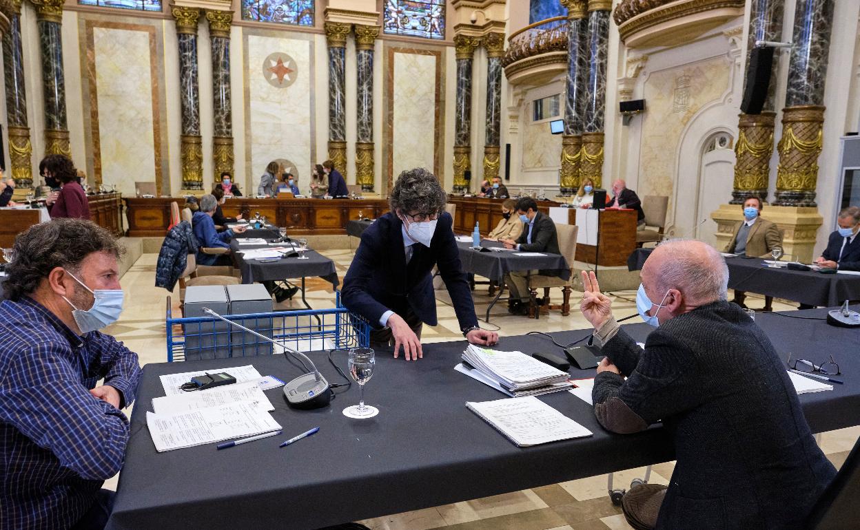 El concejal Juanra Viles charla con el secretario general del Ayuntamiento en los momentos previos del Pleno. 