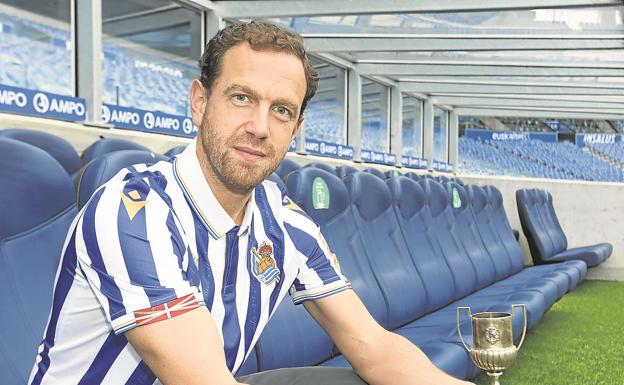 Luis Arconada posa en Anoeta con la réplica de la Copa que levantó su padre en Zaragoza.