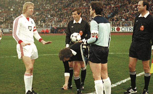 Horst Hrubesch y Luis Arconada, en el sorteo de campos del partido de mayor enjundia que ha jugado la Real. La vuelta de la semifinal de la Copa de Europa 82/83 en Hamburgo. 