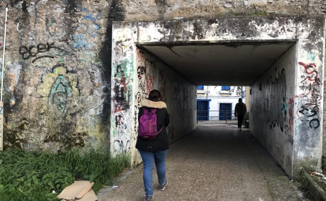 Imagen del muro actual que separa la calle Andrearriaga de la avenida de Elizatxo, en Ventas. 