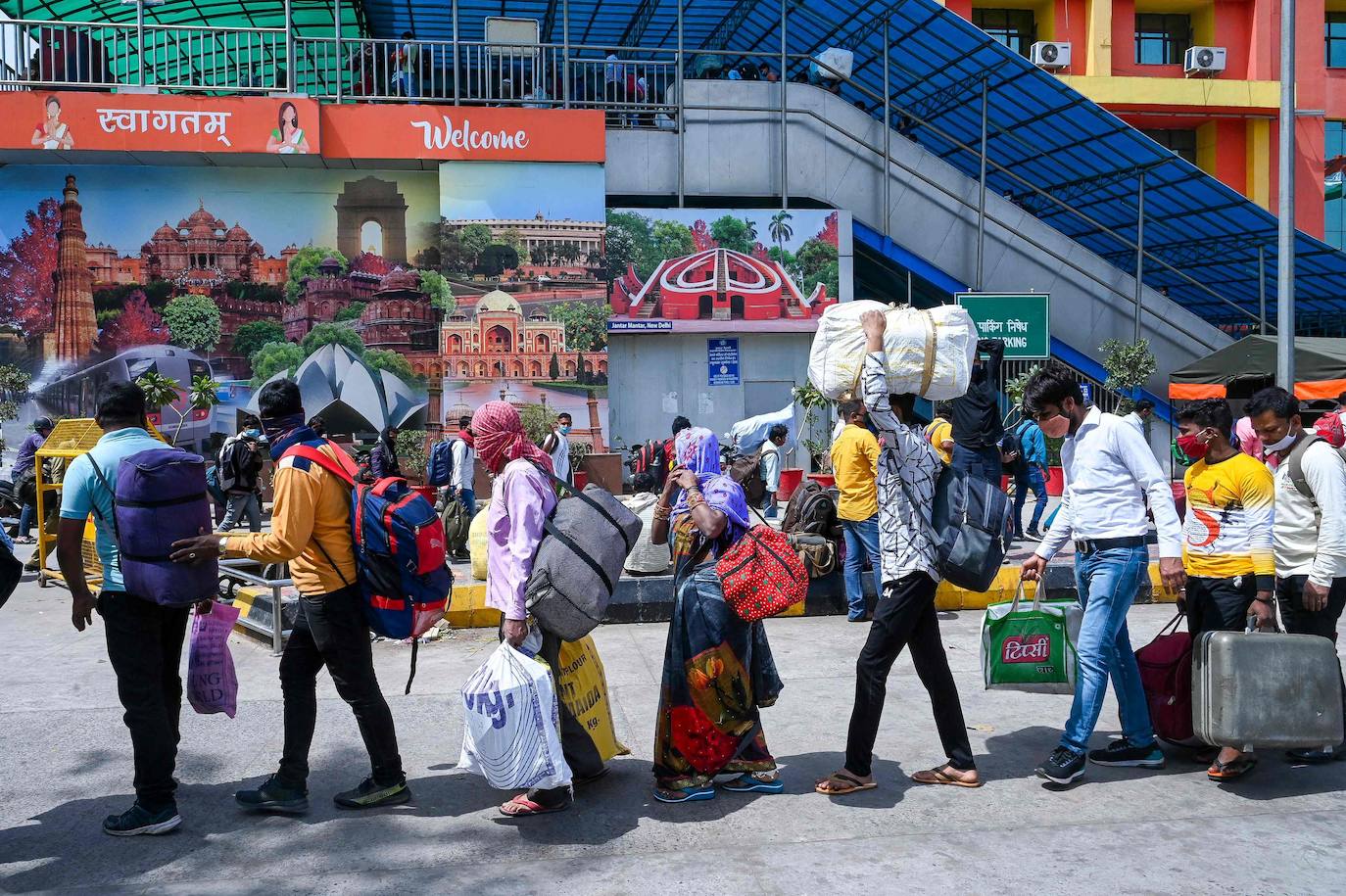 Una nueva oleada de casos de Covid en la India ha llevado a las autoridades a tomar la decisión de controlar a los pasajeros antes de subirse al tren. 