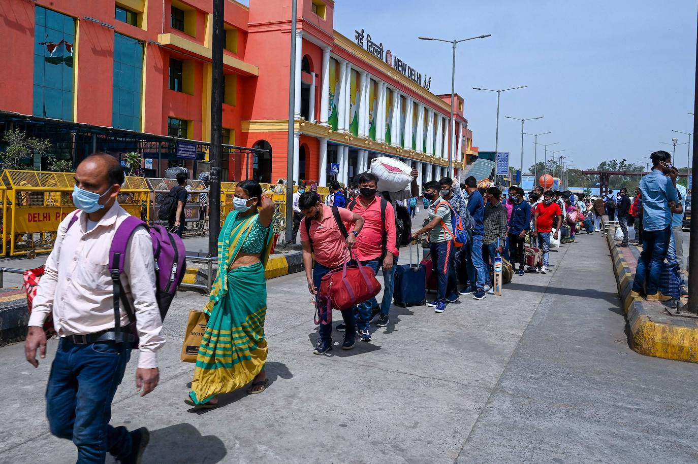 Una nueva oleada de casos de Covid en la India ha llevado a las autoridades a tomar la decisión de controlar a los pasajeros antes de subirse al tren. 