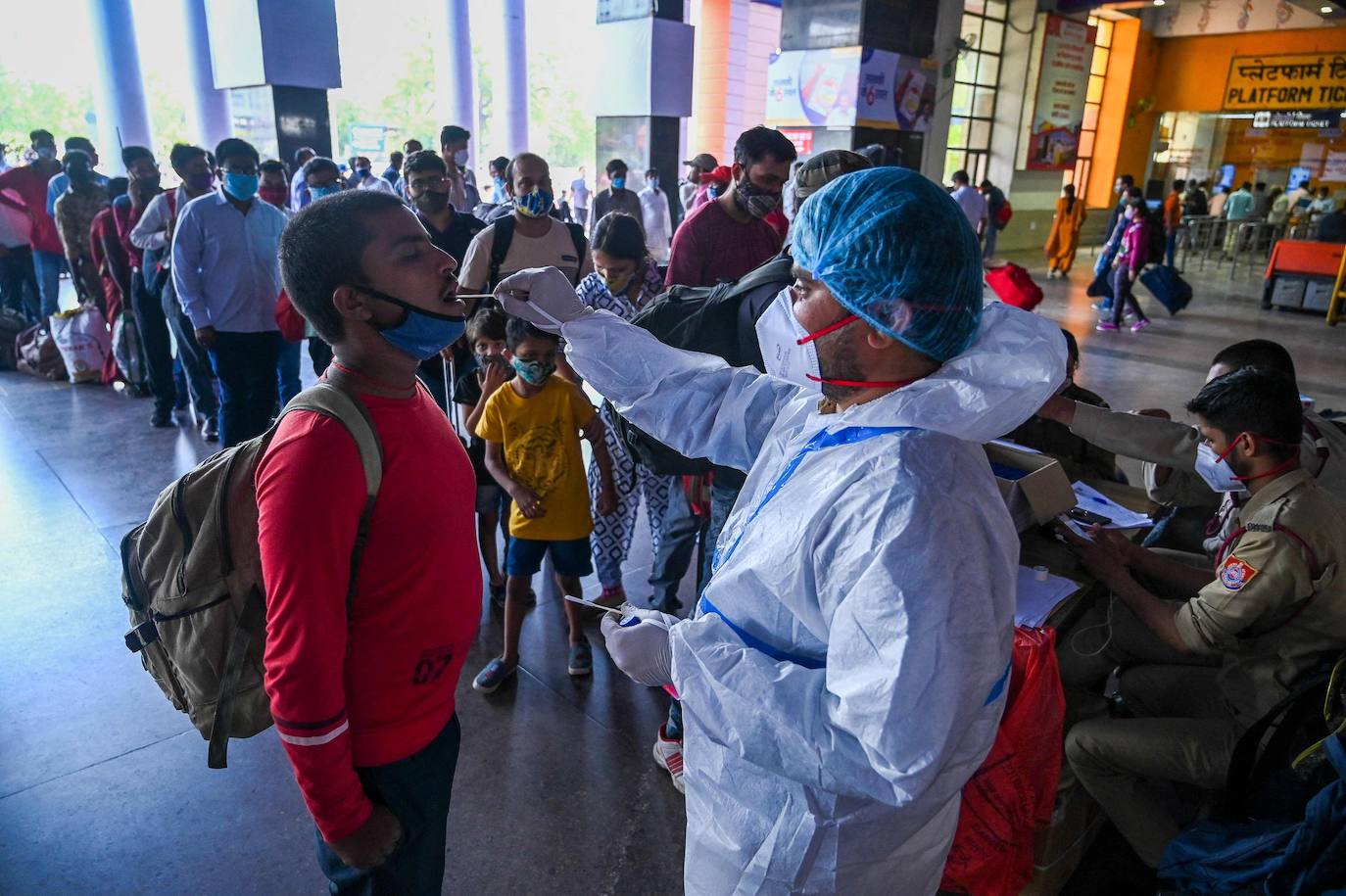 Una nueva oleada de casos de Covid en la India ha llevado a las autoridades a tomar la decisión de controlar a los pasajeros antes de subirse al tren. 