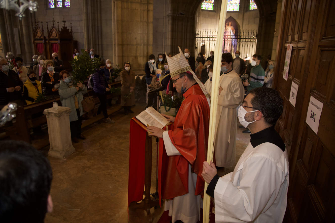 El obispo Munilla ha sido el responsable de bendecir los ramos en el pórtico de la Catedral del Buen Pastor y de oficiar la Santa Misa.