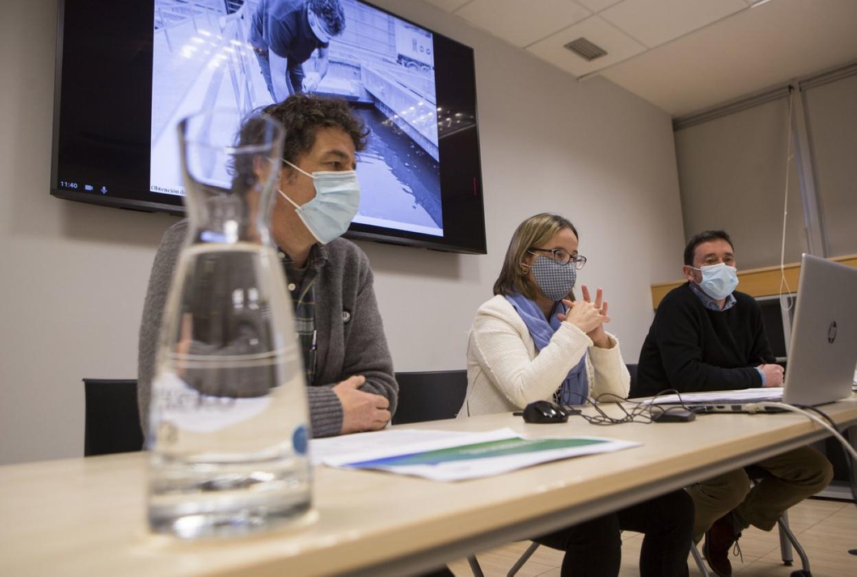 Josean Rodrigo, Leire Zubitur y Valentín González, durante la presentación de la memoria. 