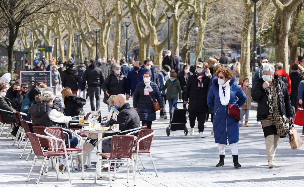 Mucho ambiente en las calles de Donostia durante el fin de semana. En la capital se permitela movilidad. 
