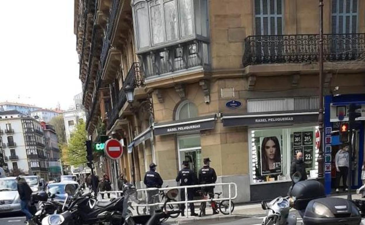 Varios agentes este sábado delante del piso en el que se celebró una fiesta multitudinaria ilegal en Donostia.