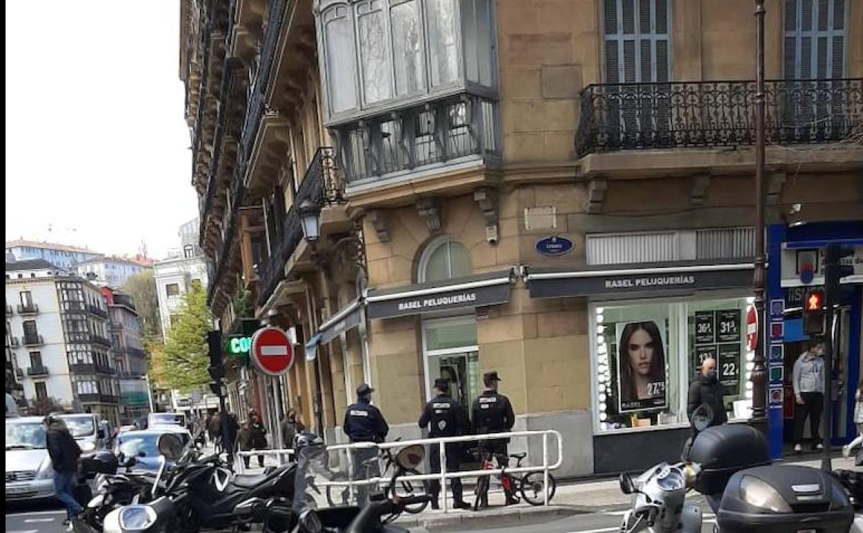 Varios agentes de la Ertzaintza, ayer en la calle Urbieta, donde tuvo lugar una de las fiestas ilegales. 