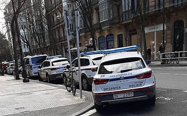 Cinco patrullas de la Ertzaintza vigilaban aún durante la mañana