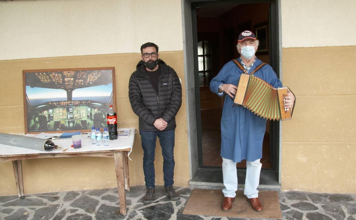 Soinu txikia eta hegazkinak ditu gustuko Iñakik. 