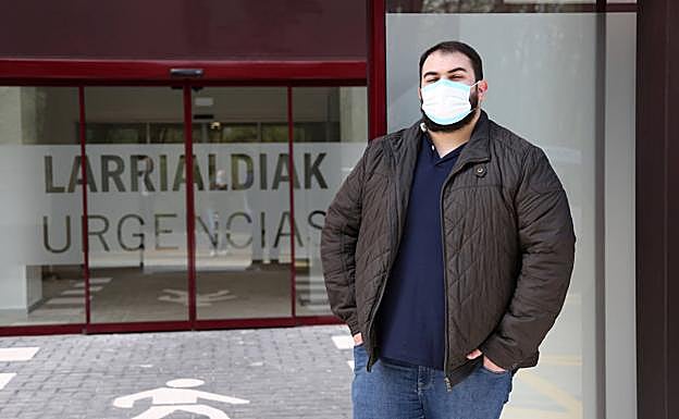 Jon, enfermero del hospital del Bidasoa, trabaja más tranquilo ya vacunado. 