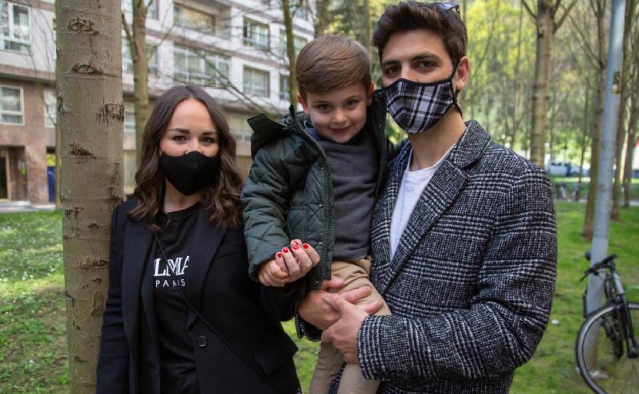 Marta, Igor y su hijo Alex recorrerán la costa vizcaína. 