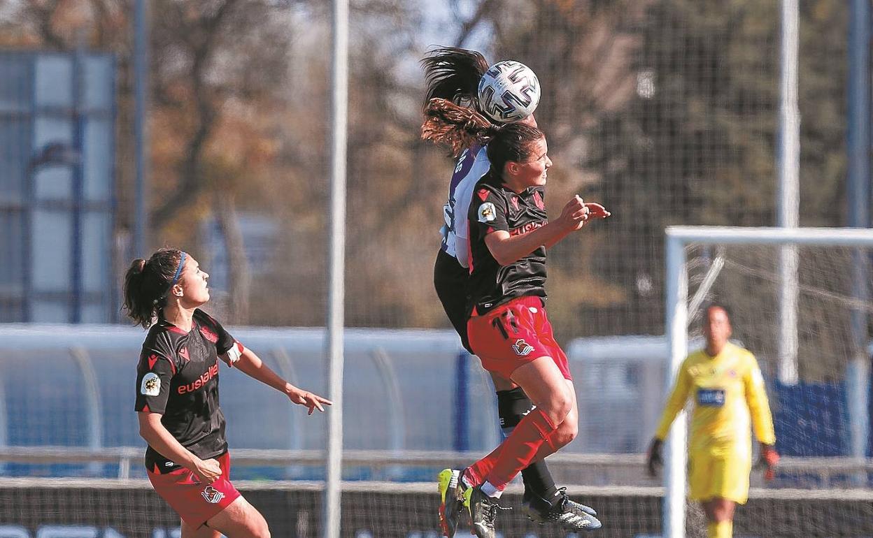 Nahikari García observa desde la distancia cómo Amaiur lucha por un balón dividido. 