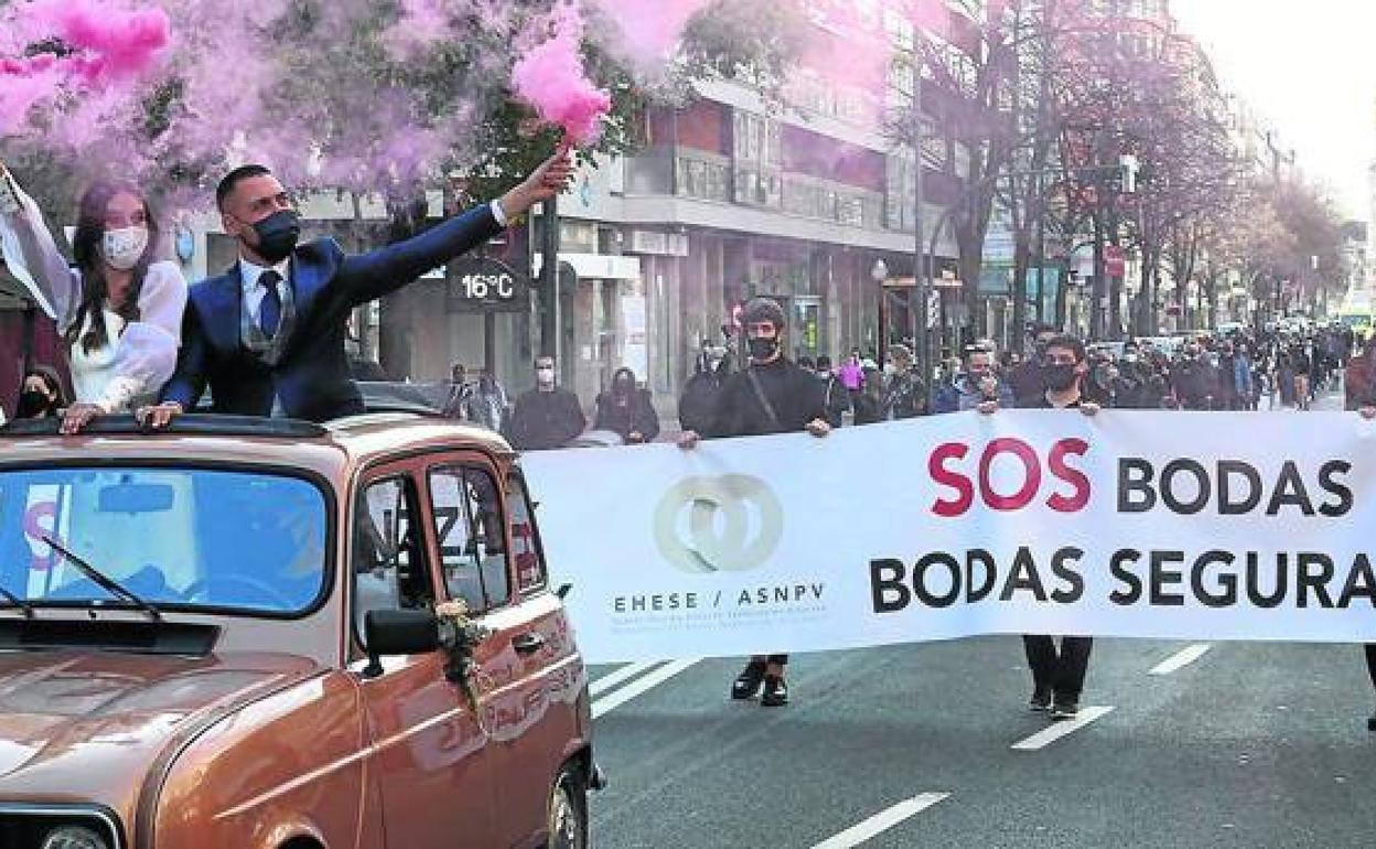 Parejas de novios a bordo de tres coches abrieron la protesta, que se desarrolló desde el Sagrado Corazón hasta el Ayuntamiento. / PANKRA NIETO