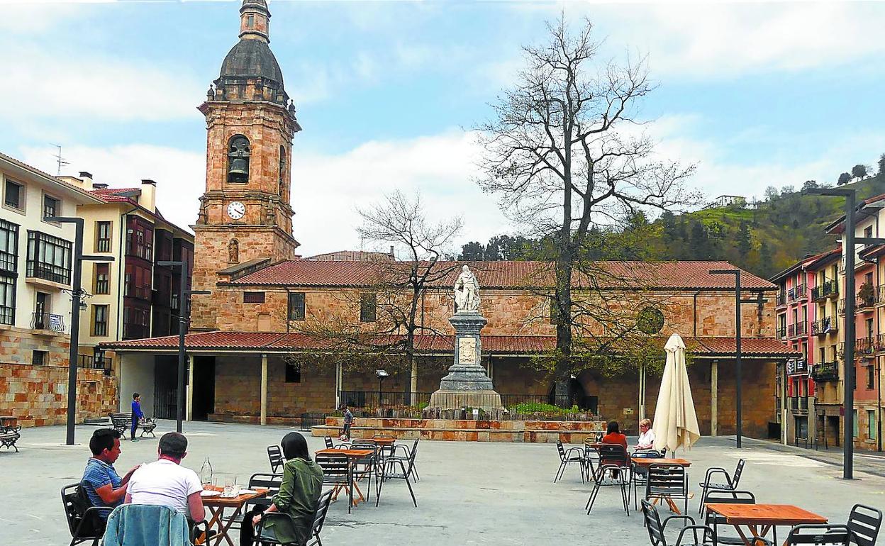 Las terrazas de los bares es de lo poco que les queda a los vecinos de Urretxu para Semana Santa. 
