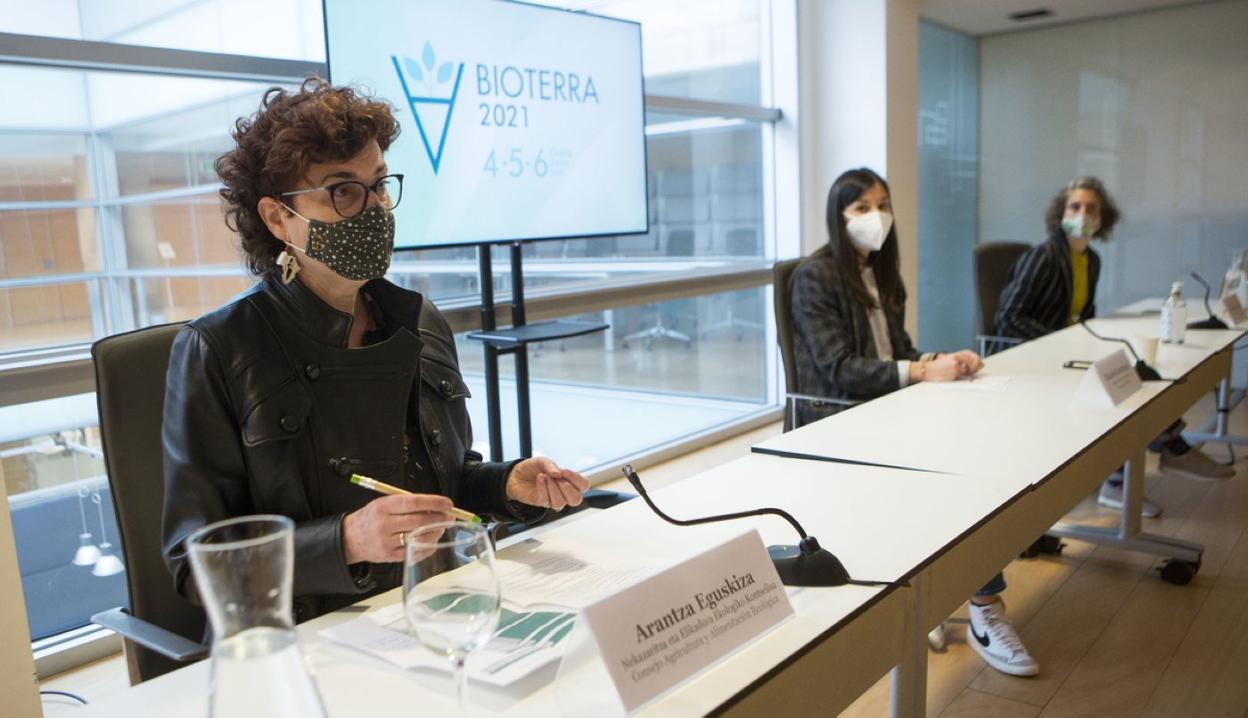 Arantza Eguskiza, Maialen Gaztañaga y Dawa Fernández presentaron Bioterra 2021. 