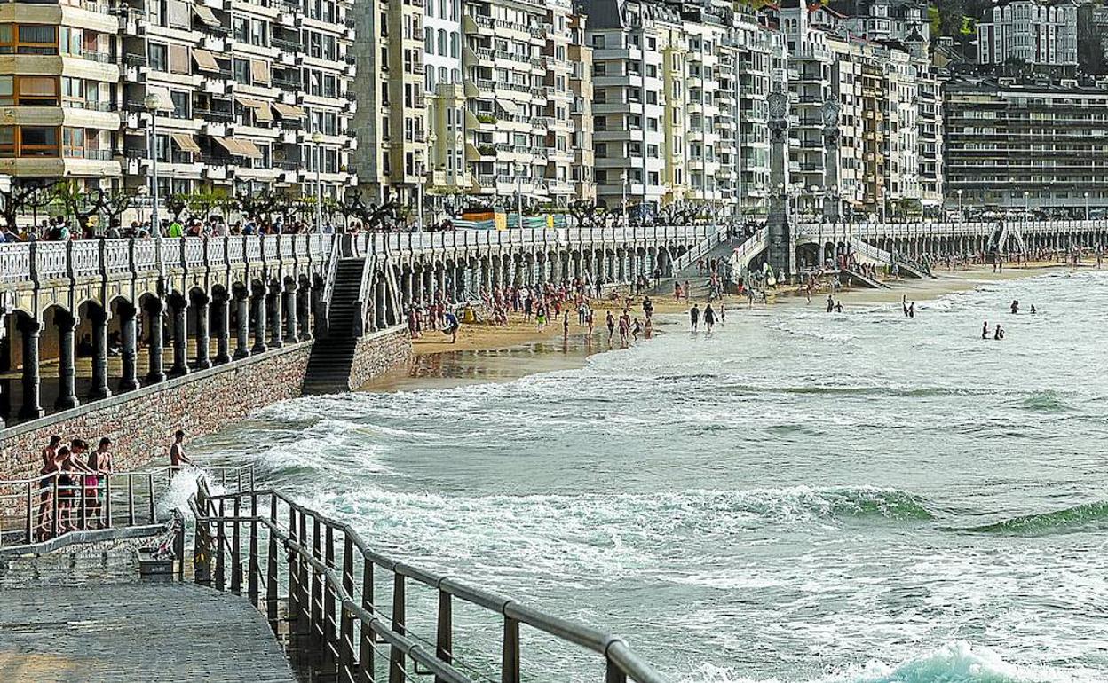 Imagen del acceso a la playa de La Concha ayer en la pleamar. 