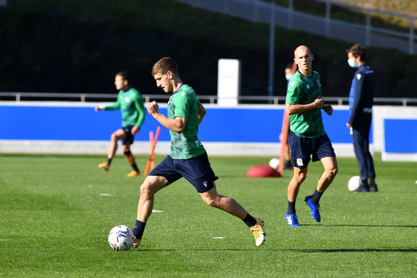 Aihen Muñoz y Jon Guridi durante el entrenamiento de este miércoles en Zubieta.